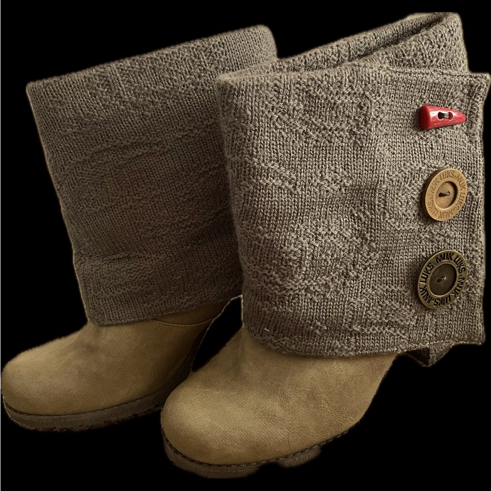 New with tags MUK LUKS booties
